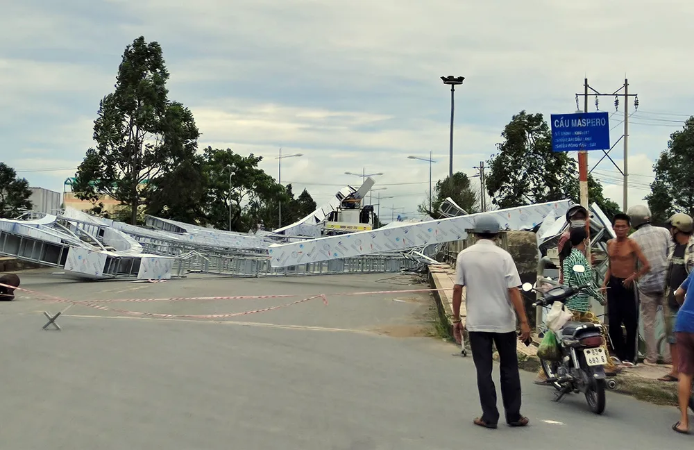 Sập toàn bộ khung thép trang trí cầu Maspero ở Sóc Trăng  ảnh 2