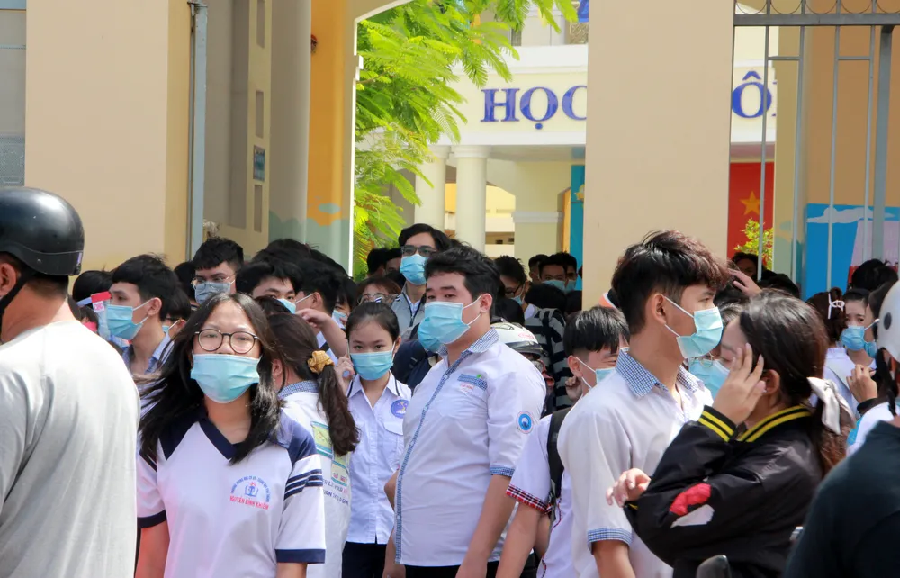 Cần Thơ: Xuất hiện tình trạng tập trung đông người tại điểm thi ảnh 2