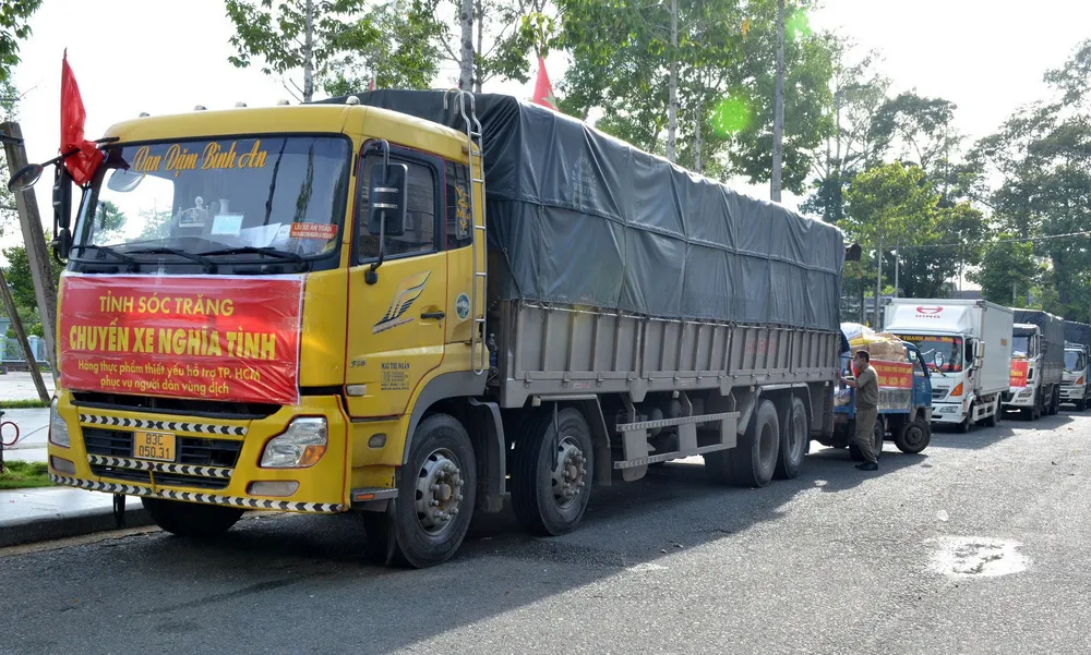 “Chuyến xe nghĩa tình” của người dân Sóc Trăng đến với đồng bào TPHCM ảnh 3