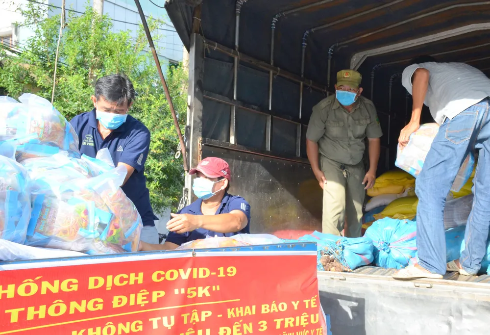 “Chuyến xe nghĩa tình” của người dân Sóc Trăng đến với đồng bào TPHCM ảnh 2