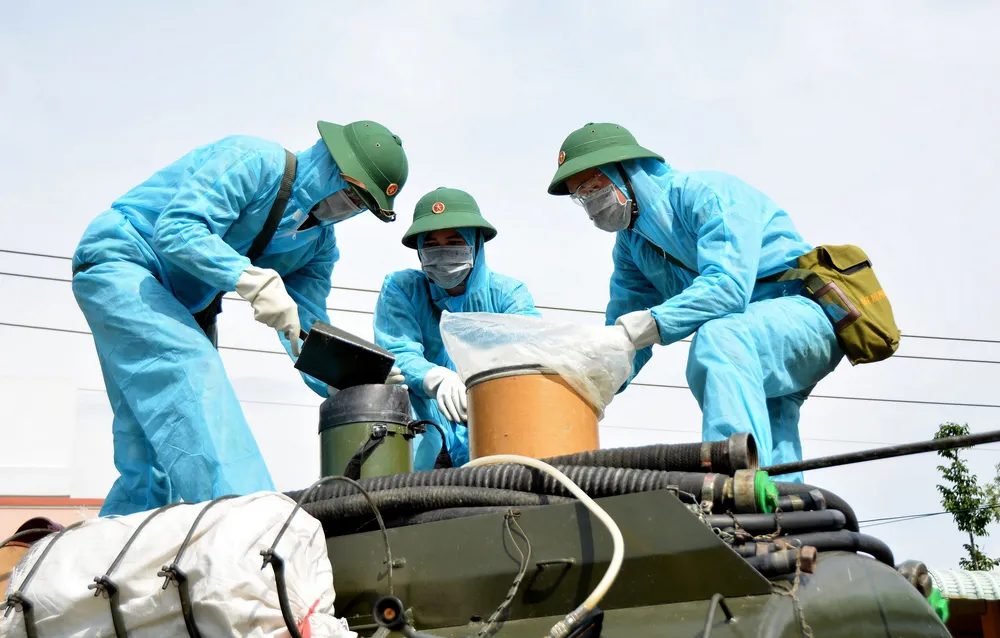 Quân khu 9 tổ chức phun hóa chất trên địa bàn TP Cần Thơ ảnh 3