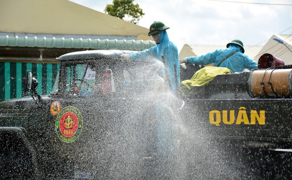 Quân khu 9 tổ chức phun hóa chất trên địa bàn TP Cần Thơ ảnh 2