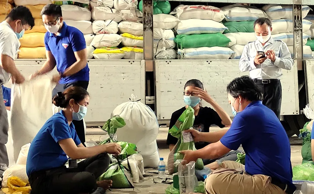 Hơn 60 tấn hàng thiết yếu tiếp tục được chuyển đi hỗ trợ người dân TPHCM ảnh 2