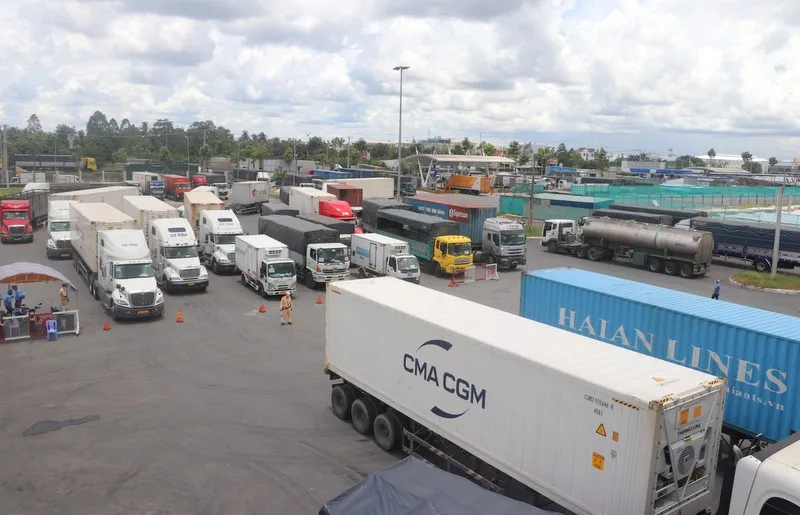 Cần Thơ: Ùn ứ phương tiện vận tải hàng hóa tại bãi tập kết ảnh 2