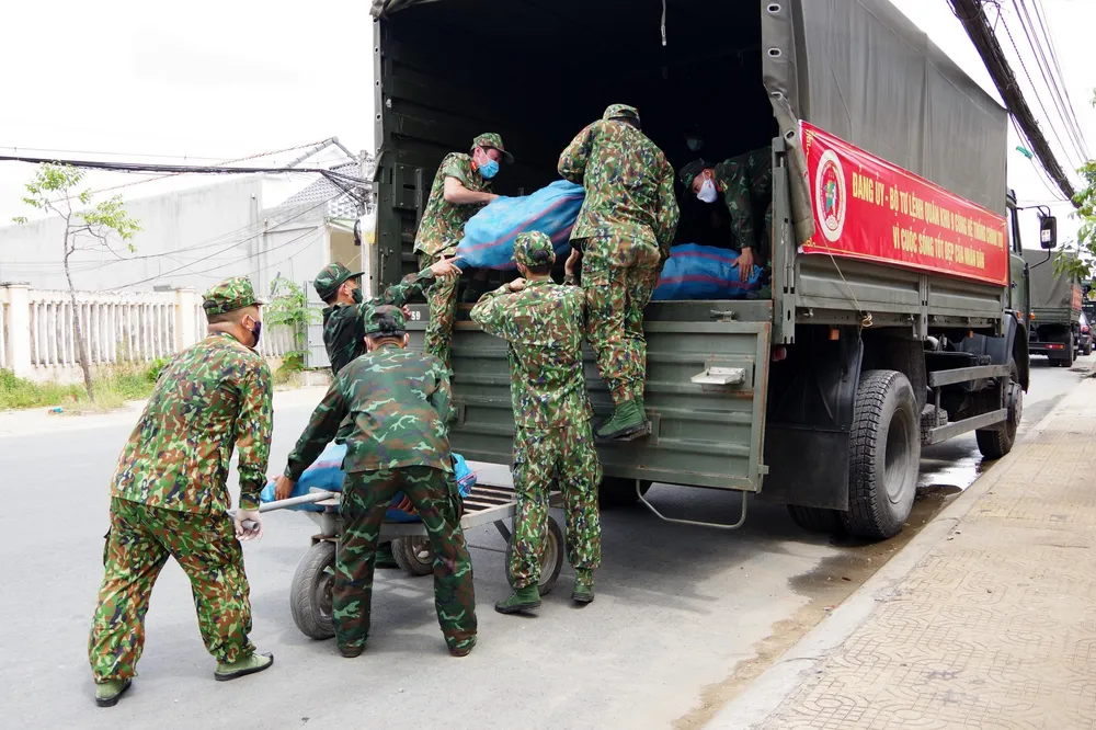 Quân khu 9 thu mua nông sản hỗ trợ bà con TPHCM ảnh 2