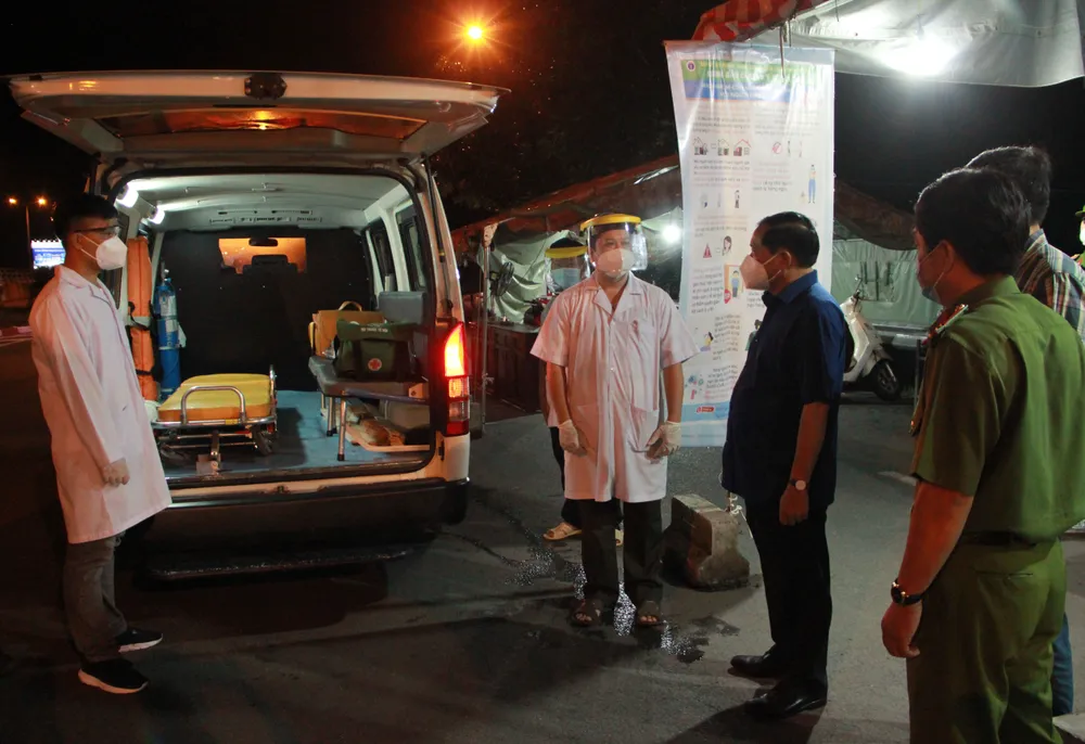 Giám đốc Công an TP Cần Thơ trao quà cho người dân về quê ảnh 2