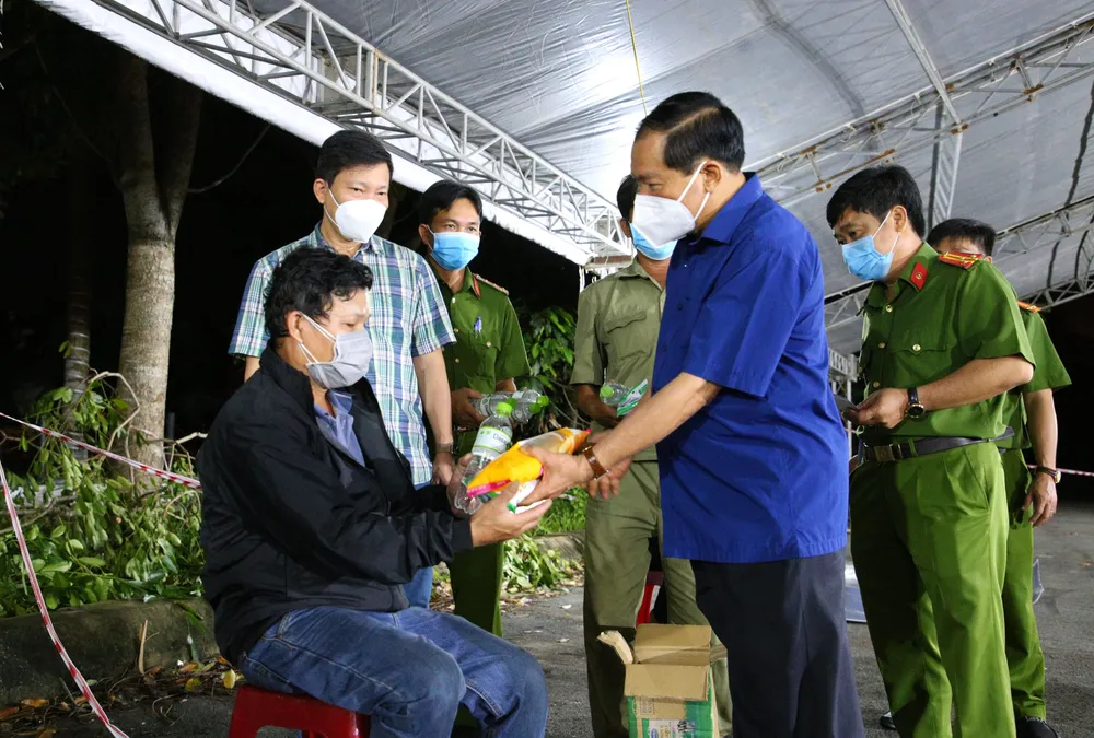 Giám đốc Công an TP Cần Thơ trao quà cho người dân về quê ảnh 4