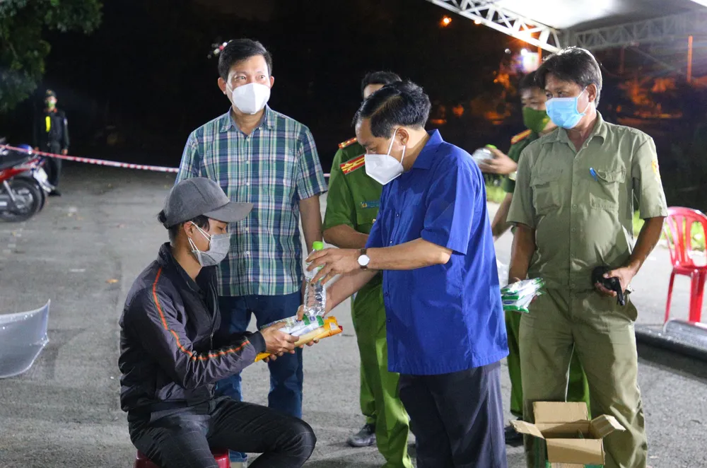 Giám đốc Công an TP Cần Thơ trao quà cho người dân về quê ảnh 3