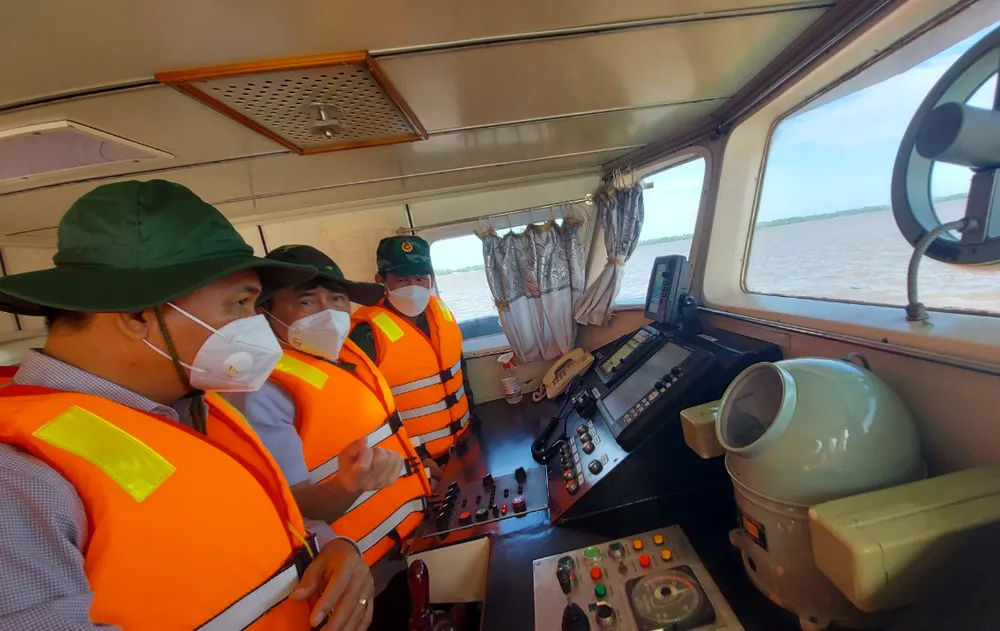 Đồng chí Nguyễn Thành Phong, Phó Trưởng  Ban Kinh tế Trung ương khảo sát vị trí dự kiến xây dựng Cảng biển Trần Đề. Ảnh: TUẤN QUANG