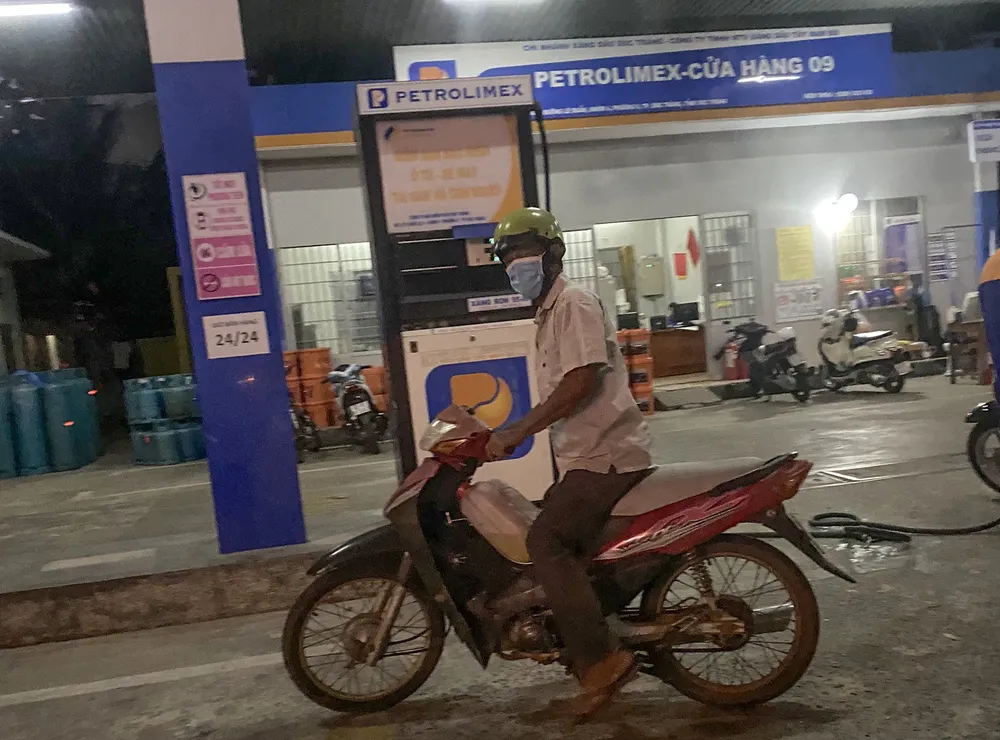 Nhiều người dân mua xăng về dự trữ ảnh 2