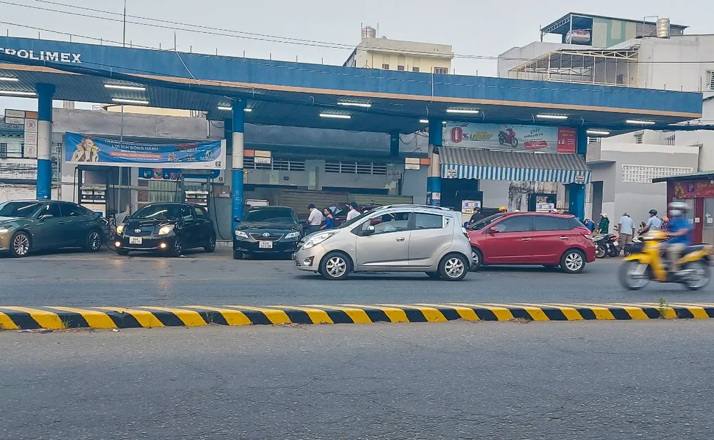 Nhiều người dân mua xăng về dự trữ ảnh 3