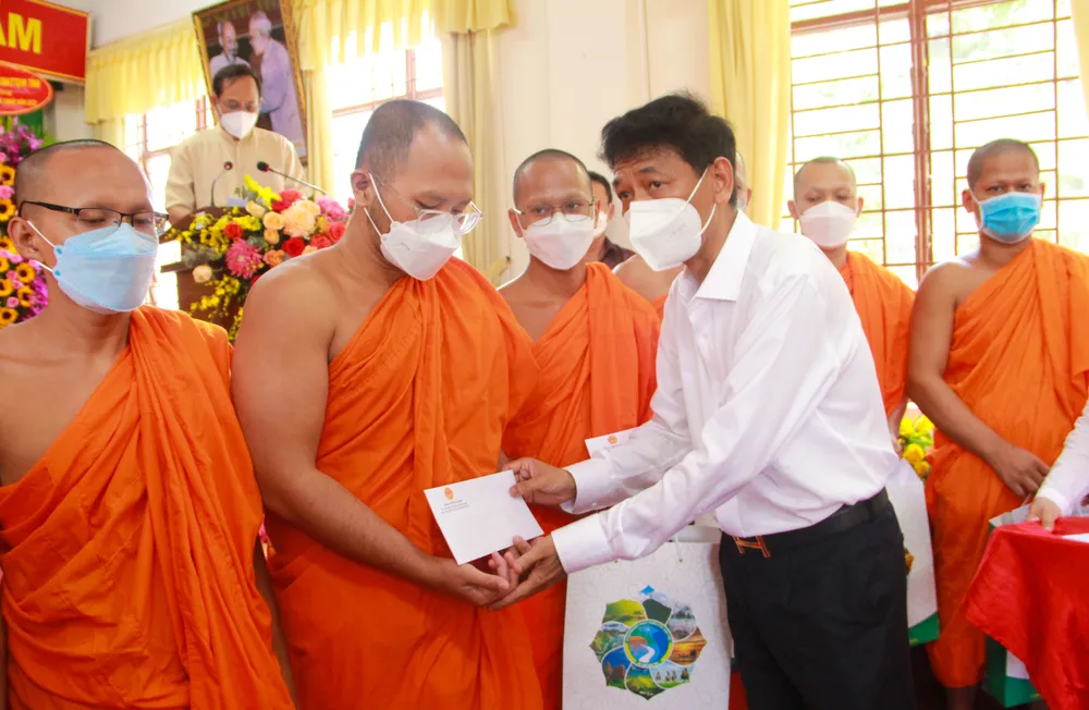 Phó Thủ tướng Thường trực Phạm Bình Minh chúc Tết Chôl Chnăm Thmây tại Sóc Trăng ảnh 4