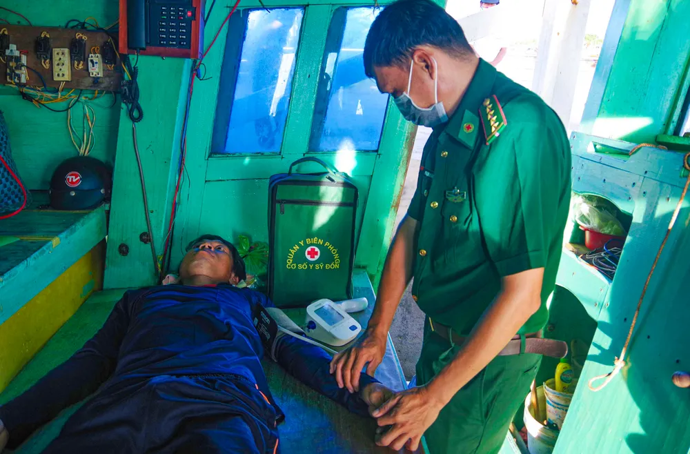 Lực lượng quân y Biên phòng tỉnh Sóc Trăng thăm khám cho ngư dân Đặng Ngọc Hiếu