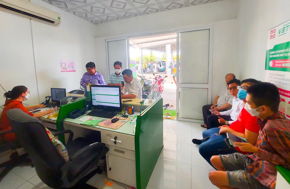 Chủ phương tiện ùn ùn đi đăng ký thu phí không dừng ảnh 2