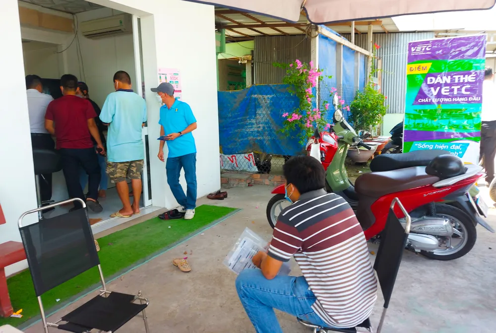 Chủ phương tiện ùn ùn đi đăng ký thu phí không dừng