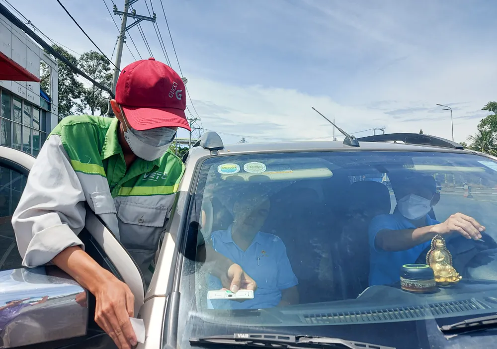 Chủ phương tiện ùn ùn đi đăng ký thu phí không dừng ảnh 3