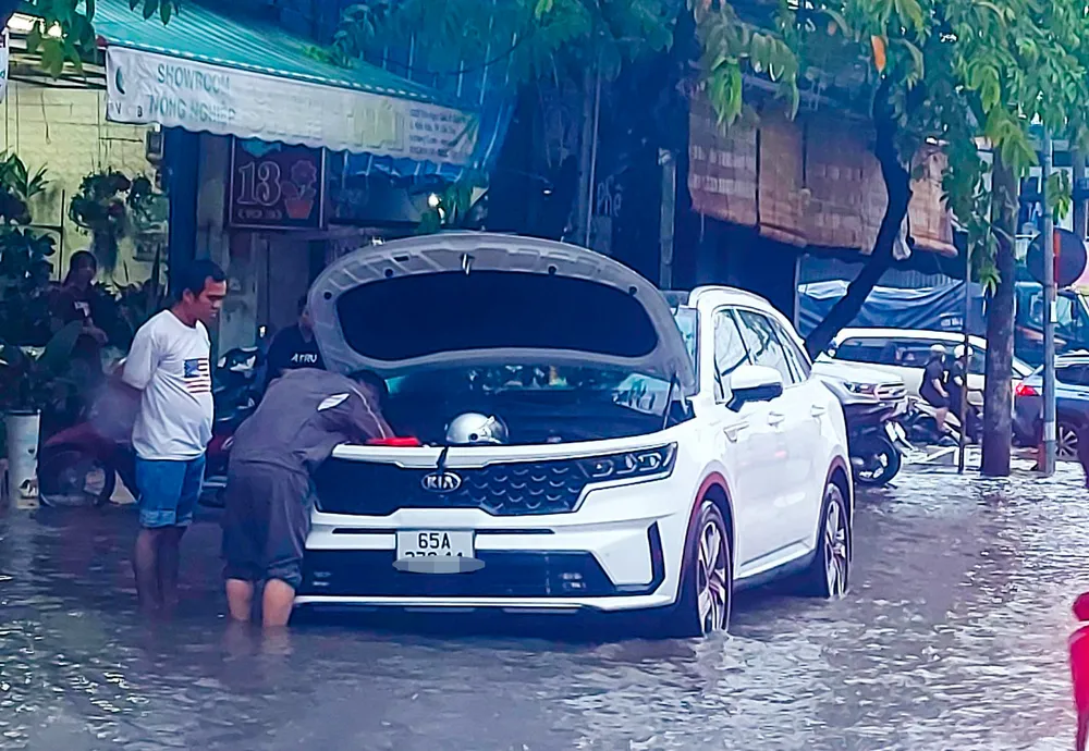 Cần Thơ ngập trong nước do mưa lớn kết hợp triều cường ảnh 4