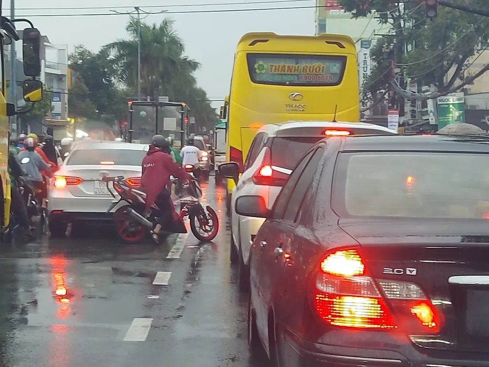 Cần Thơ ngập trong nước do mưa lớn kết hợp triều cường ảnh 2