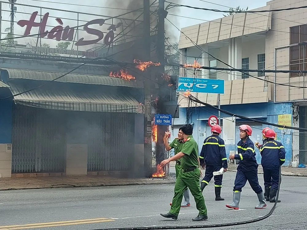 Cần Thơ: Cháy nổ ngay trụ điện ảnh 6