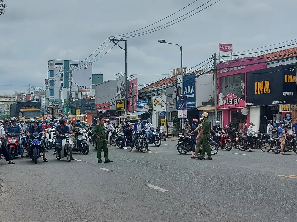 Cần Thơ: Cháy nổ ngay trụ điện ảnh 3