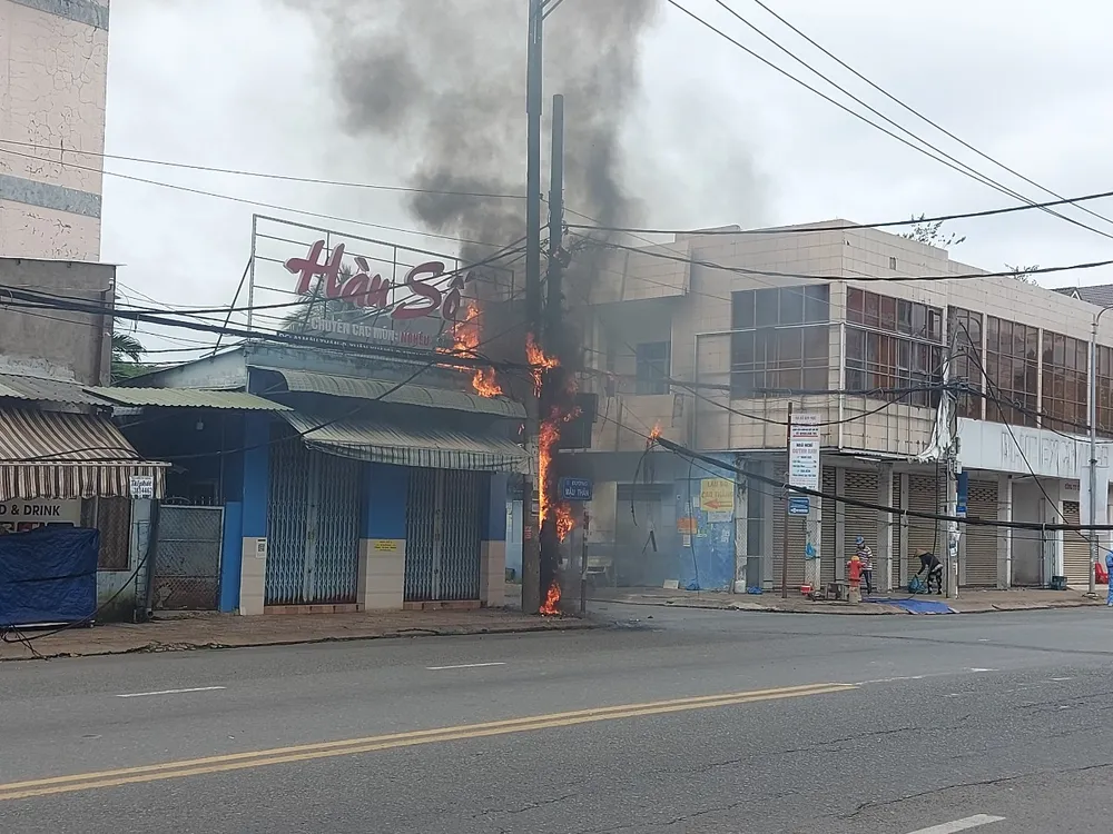 Cần Thơ: Cháy nổ ngay trụ điện ảnh 2