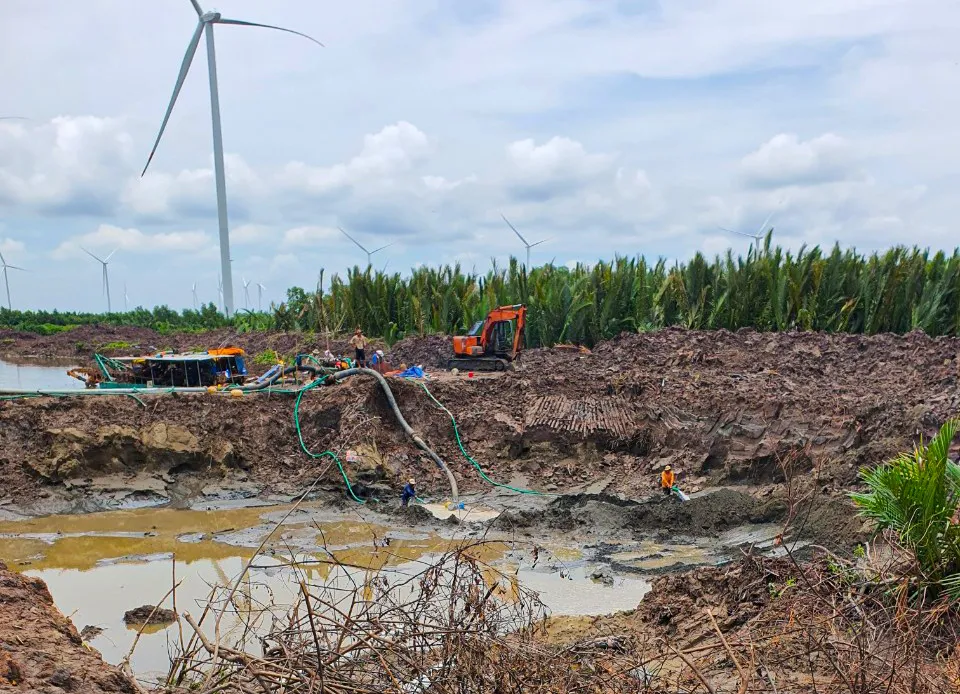 Vụ khai thác cát dưới lòng đất trái phép tại Sóc Trăng: Vẫn chưa xác định được mẫu vật là cát? ảnh 3