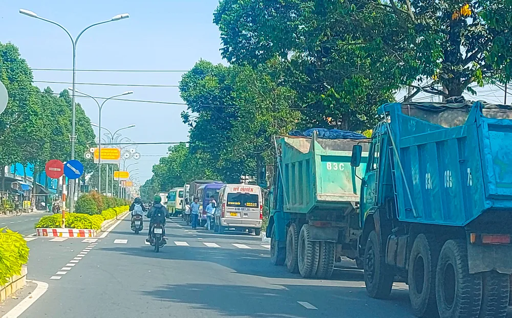 Các phương tiện đậu nối đuôi xếp hàng trên đường Trần Hưng Đạo, TP Sóc Trăng