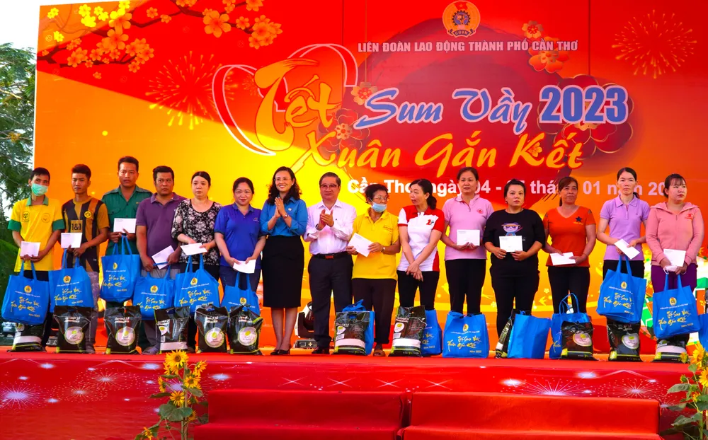 Lãnh đạo TP Cần Thơ trao quà cho người lao động khó khăn tại “Chợ Tết Công đoàn” năm 2023