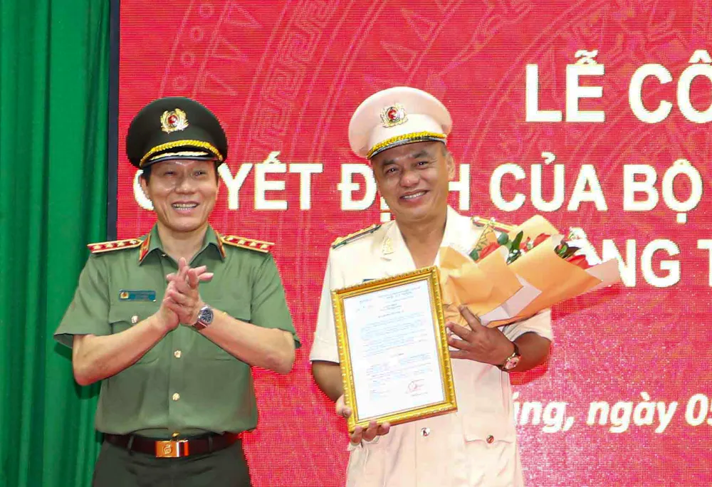 Đại tá Bùi Quốc Khánh (phải) nhận quyết định điều động, bổ nhiệm