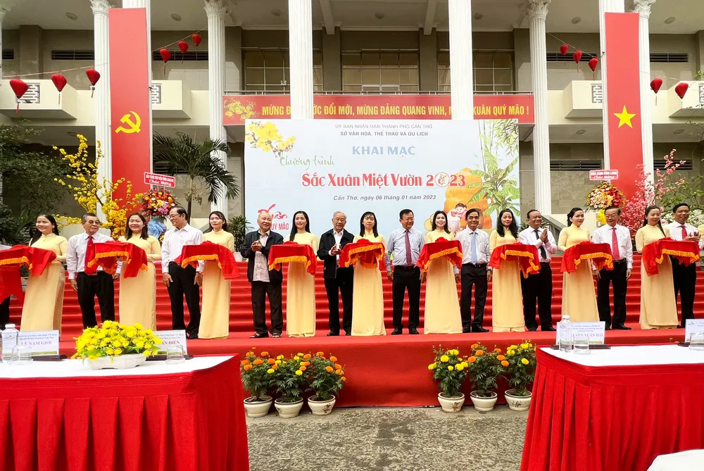 Cắt băng khai mạc chương trình “Sắc xuân miệt vườn” năm 2023 tại TP Cần Thơ
