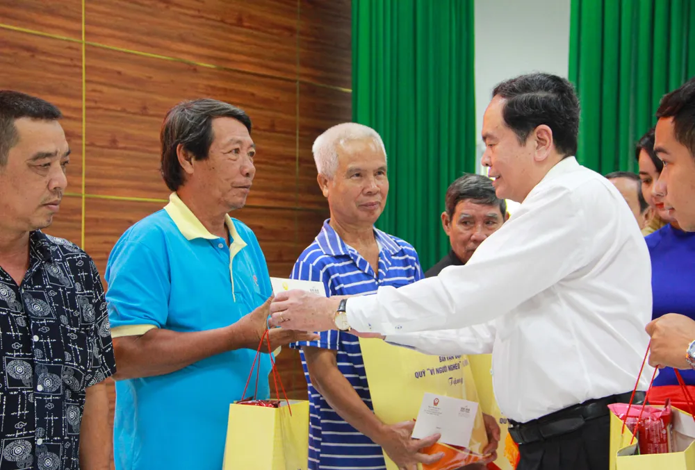 Phó Chủ tịch Thường trực Quốc hội Trần Thanh Mẫn trao quà tết cho gia đình chính sách tại huyện Châu Thành, tỉnh Sóc Trăng