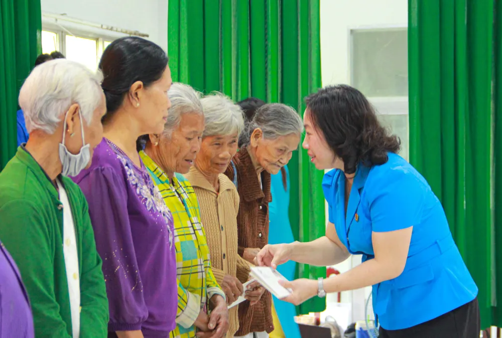 Phó Chủ tịch Tổng Liên đoàn Lao động Việt Nam Thái Thu Xương trao quà cho người lao động có hoàn cảnh khó khăn, bệnh hiểm nghèo tỉnh Sóc Trăng.