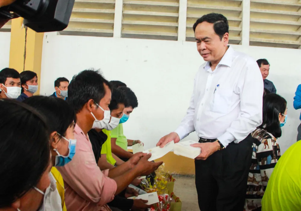 Những phần quà tết được trao tận tay người lao động khó khăn