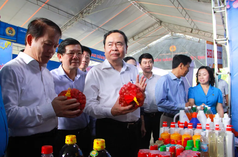 Đồng chí Trần Thanh Mẫn thăm chợ tết Công Đoàn tại Khu công nghiệp An Nghiệp tỉnh Sóc Trăng