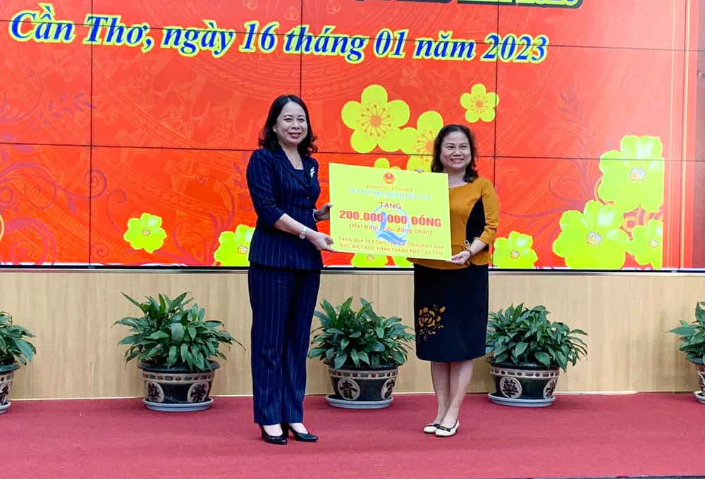 Phó Chủ tịch nước Võ Thị Ánh Xuân trao bảng tượng trưng 200 triệu đồng hỗ trợ cho trẻ em khó khăn trên địa bàn TP Cần Thơ