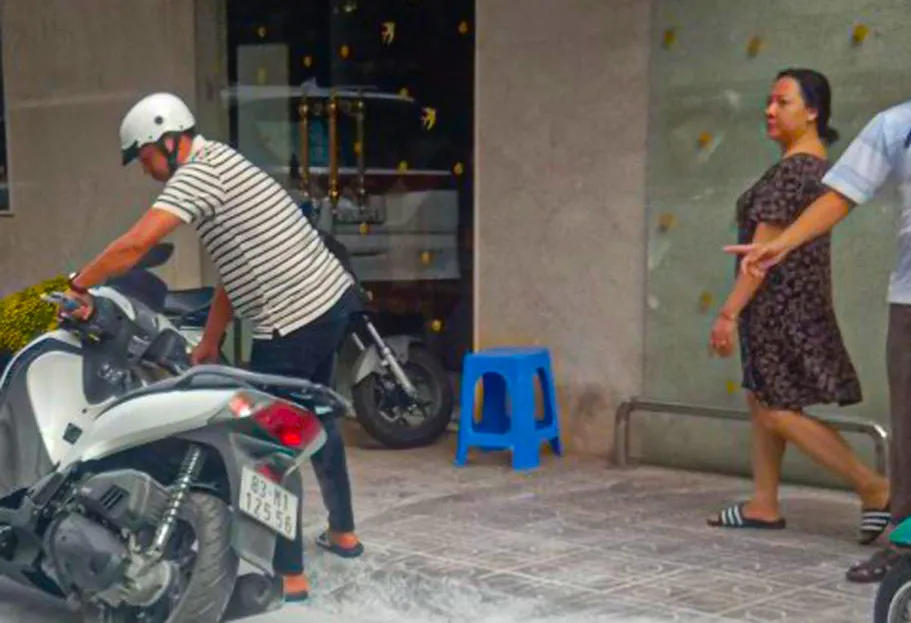 Chiếc xe máy hiệu SH của đối tượng mang vật giống súng đi vào tiệm vàng rồi bỏ lại hiện trường