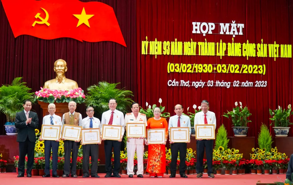 Thành ủy Cần Thơ trao Huy hiệu Đảng cho các đảng viên, trong đó có đảng viên nhận Huy hiệu 75 tuổi Đảng