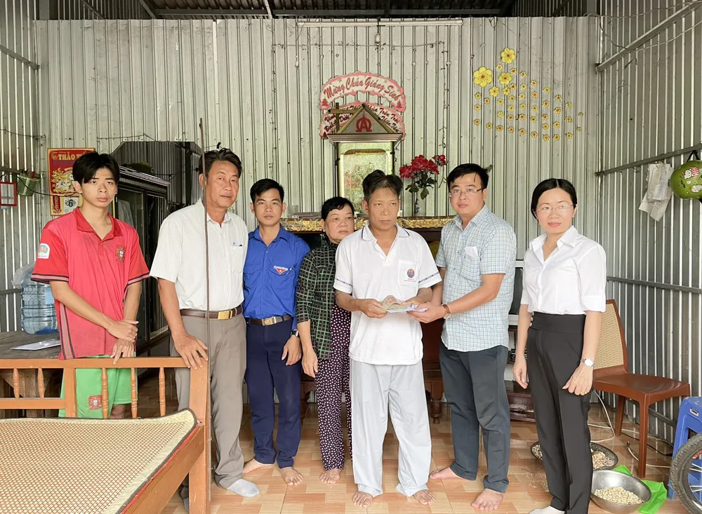 Báo SGGP trao 17 triệu đồng do bạn đọc đóng góp để hỗ trợ anh Tùng Báo SGGP trao 17 triệu đồng do bạn đọc đóng góp để hỗ trợ anh Tùng