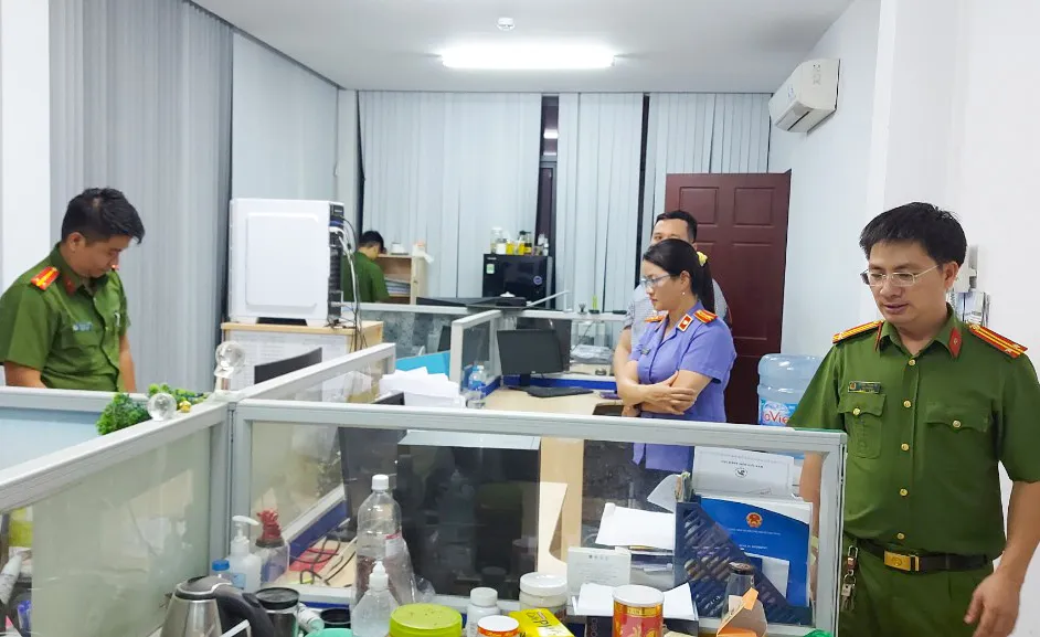 Lực lượng chức năng khám xét tại Chi cục Đăng kiểm số 8 Lực lượng chức năng khám xét tại Chi cục Đăng kiểm số 8