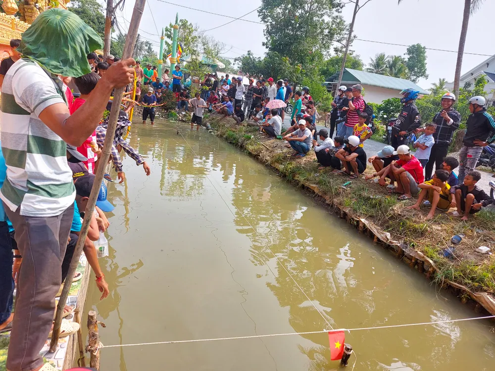 Các chủ ghe ngo mini chuẩn bị thi đấu trên đường đua