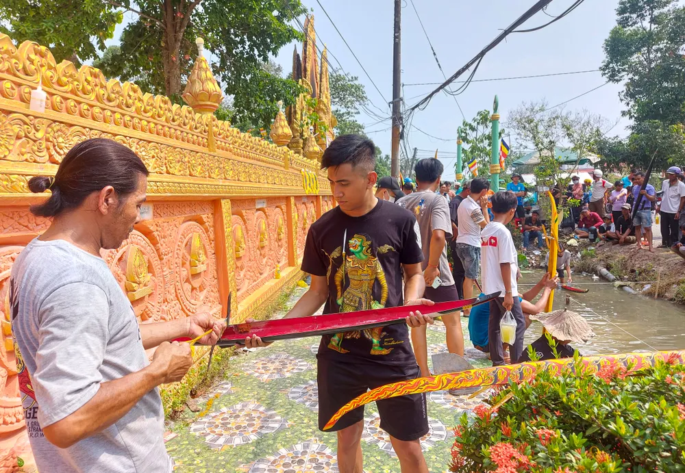 Không chỉ các bạn nhỏ, loại hình đua ghe ngo mini còn thu hút cả người lớn tham gia