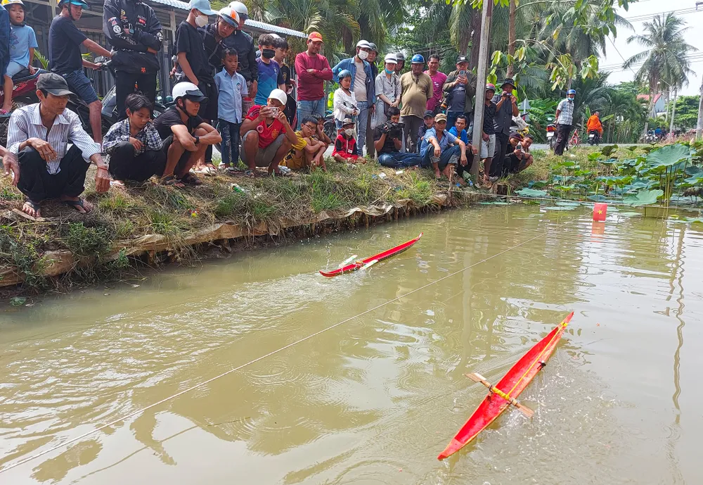 Các ghe ngo mini lao vun vút về đích trong tiếng reo hò