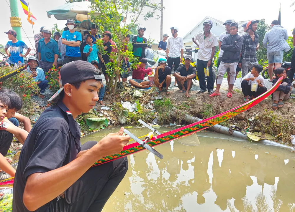 Một chủ ghe ngo mini chuẩn bị tham gia tranh tài