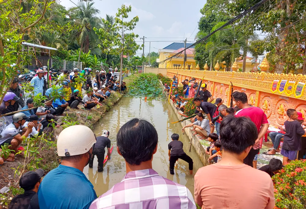 Đông đảo các bạn nhỏ và người dân theo dõi giải đua ghe Ngo mini tại chùa Bưng Cro Chắp Thmây