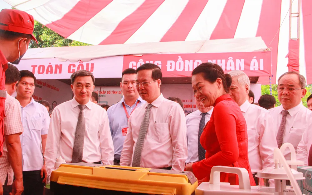 Chủ tịch nước Võ Văn Thưởng thăm khu trưng bày hoạt động cứu trợ nhân đạo