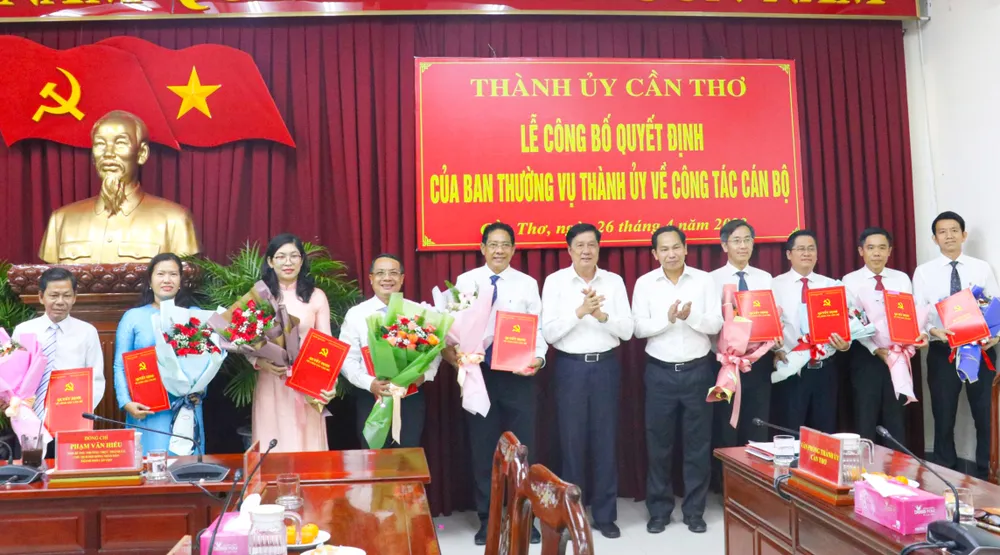 Ban Thường vụ Thành ủy Cần Thơ công bố quyết định điều động, bổ nhiệm nhiều cán bộ Ban Thường vụ Thành ủy Cần Thơ công bố quyết định điều động, bổ nhiệm nhiều cán bộ