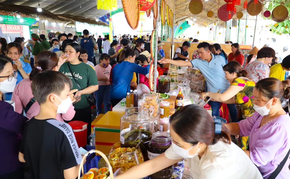 Du khách tham dự Lễ hội Bánh dân gian Nam bộ tại TP Cần Thơ