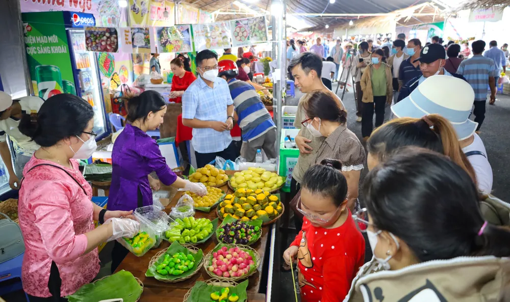 Cái nắng nóng hơn 330C vẫn không ngăn được du khách tìm đến lễ hội để thưởng thức bánh dân gian và khám phá văn hoá vùng sông nước Nam bộ