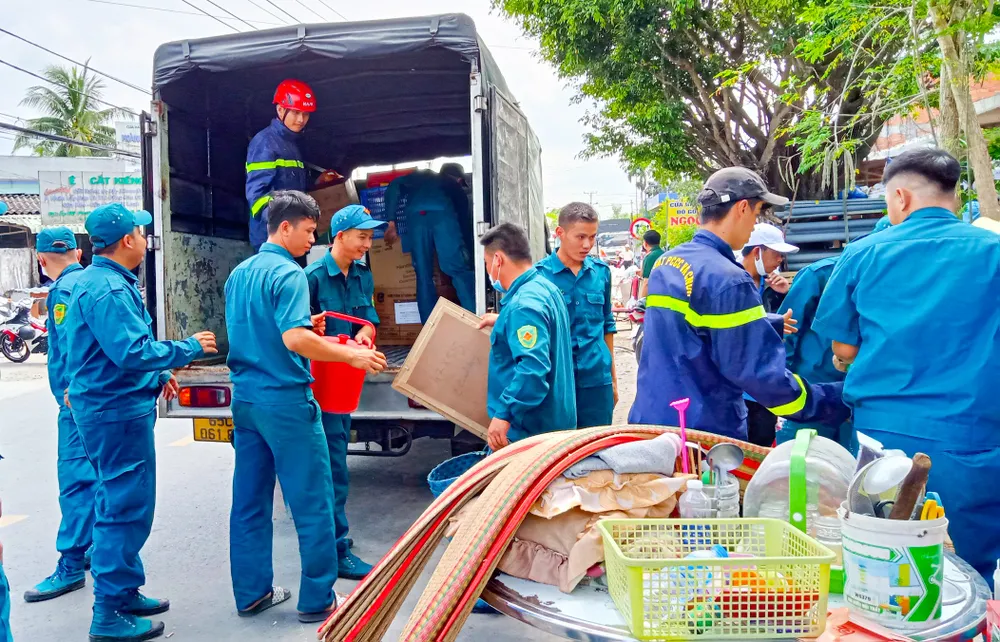 Các lực lượng chức năng hỗ trợ người dân di dời tài sản