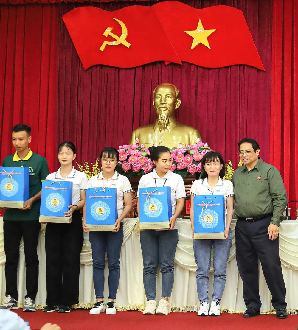 Thủ tướng trao quà cho công đoàn viên, người lao động có hoàn cảnh khó khăn Thủ tướng trao quà cho công đoàn viên, người lao động có hoàn cảnh khó khăn